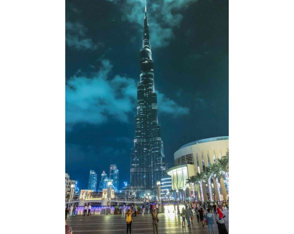ΠΙΝΑΚΑΣ ΣΕ ΚΑΜΒΑ Burj Khalifa τη Νύχτα