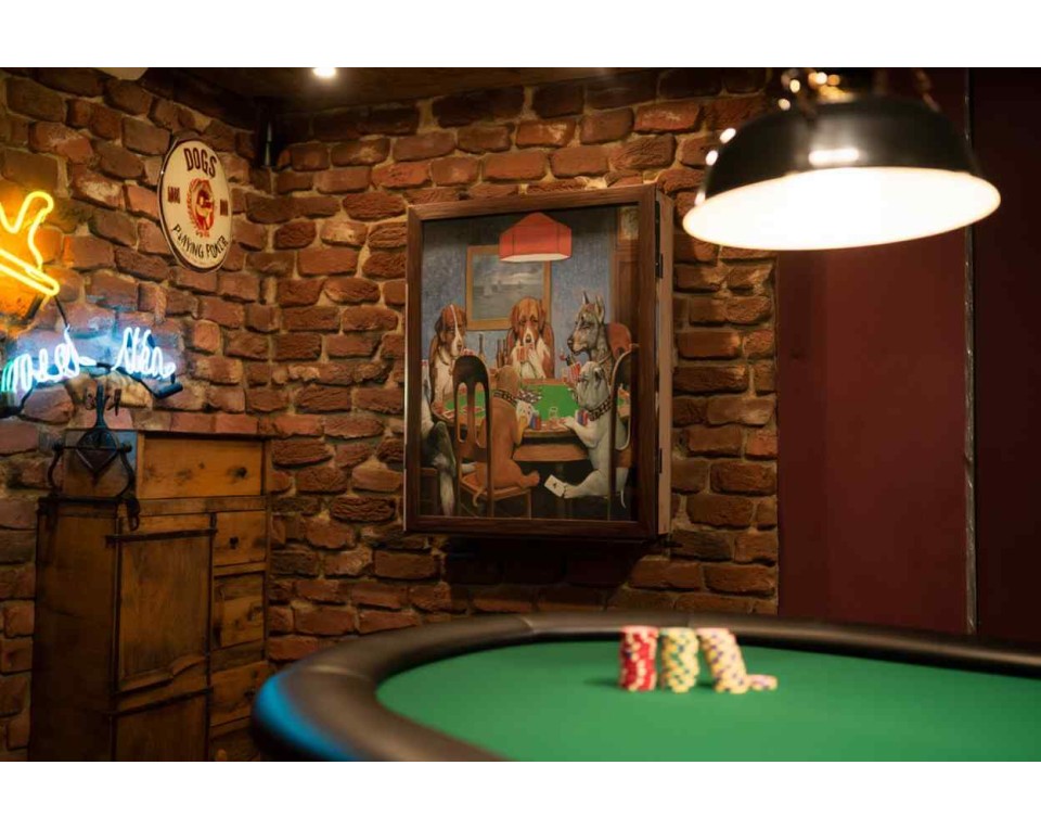 Κάβα mini bar τοίχου με καμβά ζωγραφικής ''σκυλιά παίζουν πόκερ''  50εκ πλάτος 60εκ ύψος  14εκ βάθος