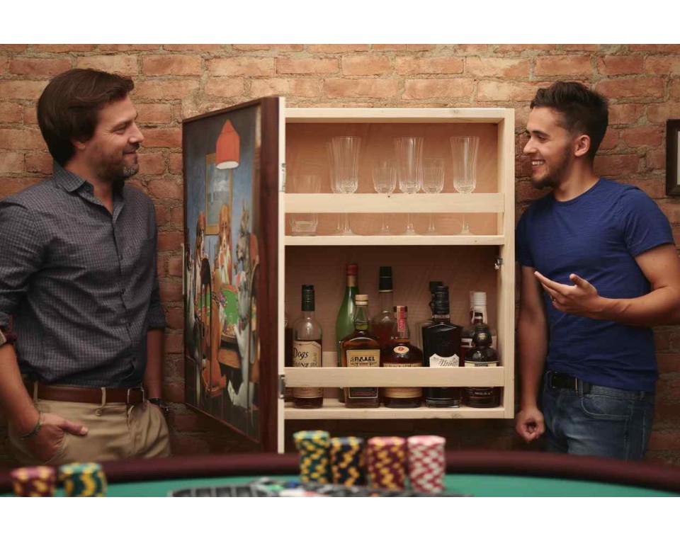 Κάβα mini bar τοίχου με καμβά ζωγραφικής ''σκυλιά παίζουν πόκερ''  50εκ πλάτος 60εκ ύψος  14εκ βάθος