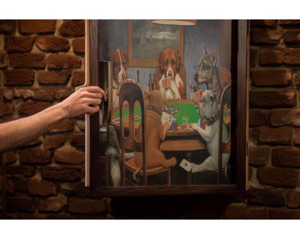 Κάβα mini bar τοίχου με καμβά ζωγραφικής ''σκυλιά παίζουν πόκερ''  50εκ πλάτος 60εκ ύψος  14εκ βάθος